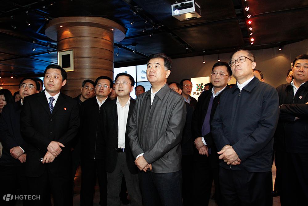 11、2012年4月9日 现任天下政协主席汪洋率团考察腾博会官网科技.jpg